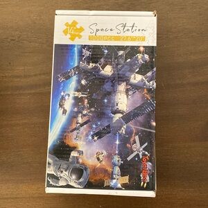 ToyerBee Space Station 1000 Pieces Puzzle 27.6” x 20”